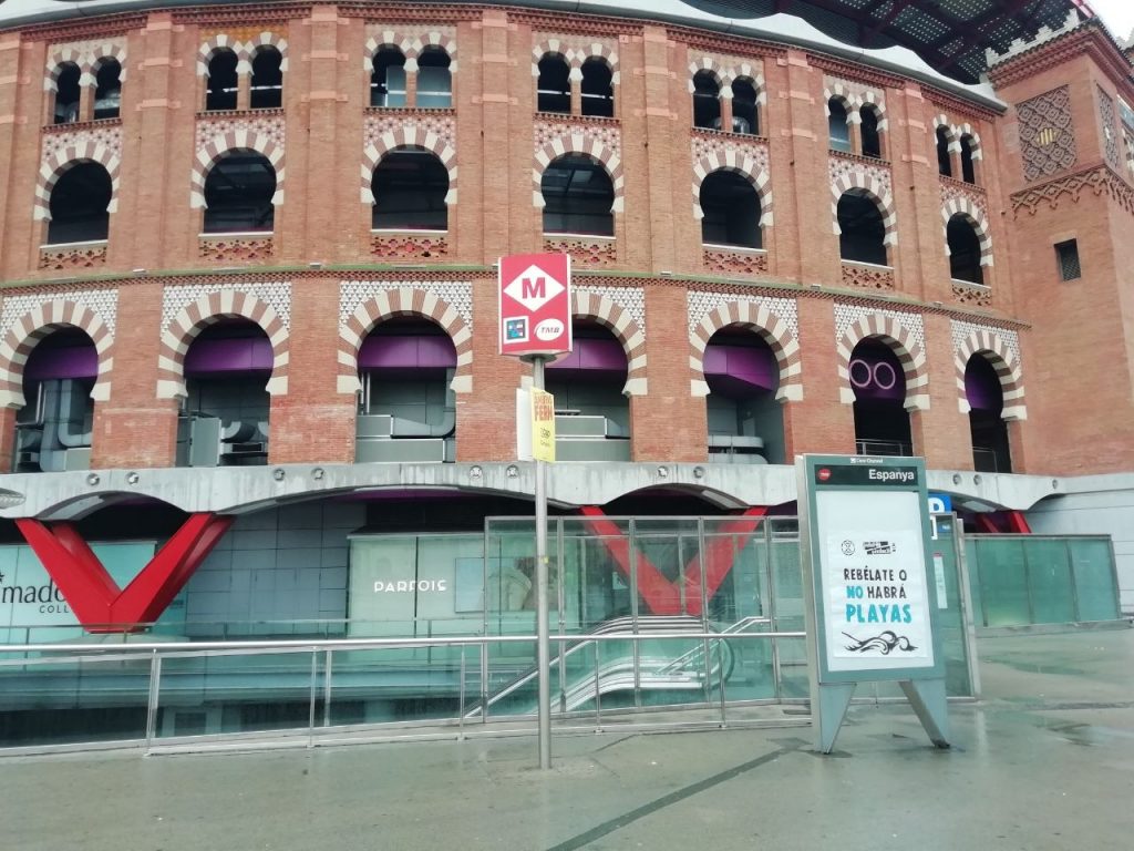 Cartell: "Rebelate o habrá playas" a Plaça d'Espanya