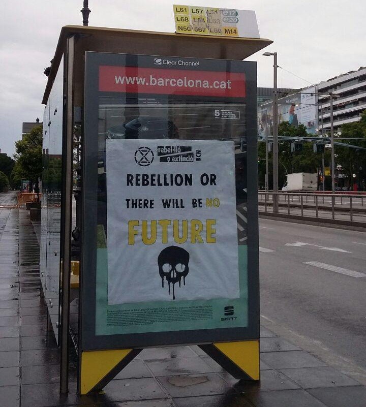 Cartell: "Rebel·lió o no hi haurà futur" (en anglès) a una parada d'autobús