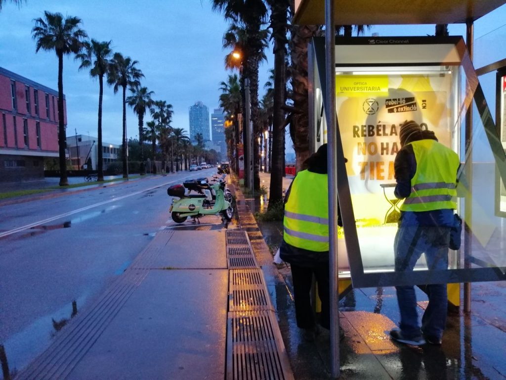 Rebels en una parada d'autobús ponendo una marquesina