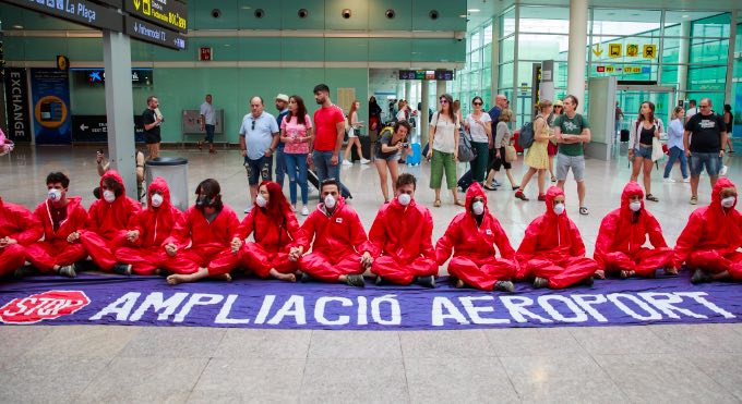 Rebels de XR Barcelona i Climacció protesten per la planejada ampliació de l’aeroport del Prat