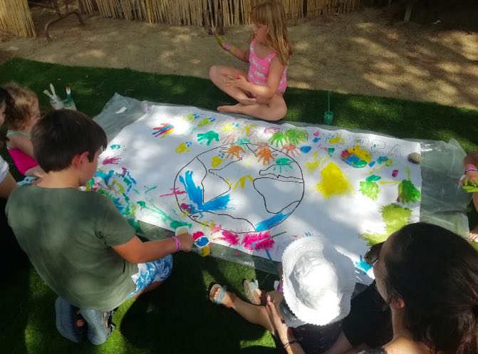 Nens jugant: aprendre sobre el canvi climàtic pot ser divertit!