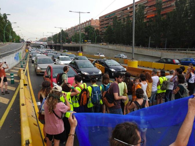 XR Barcelona bloqueja tres carrils de la Gran Via de les Corts Catalanes.