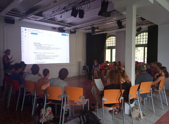 La Comissió de Xerrades de XR Barcelona imparteix formació a les noves conferenciants voluntàries