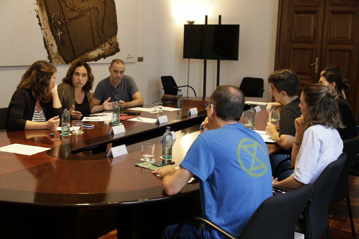Activistas medioambientales de Barcelona se reúnen con Ada Colau