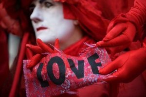 Brigada Vermella amb una petita pancarta "LOVE"
