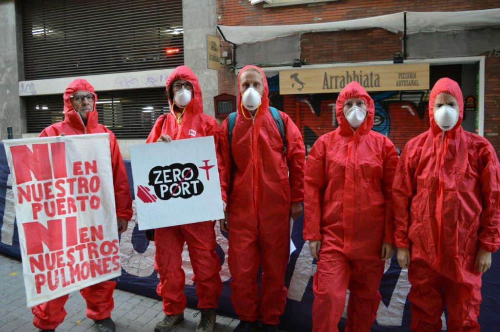 Acción con monos rojos de la plataforma Zeroport
