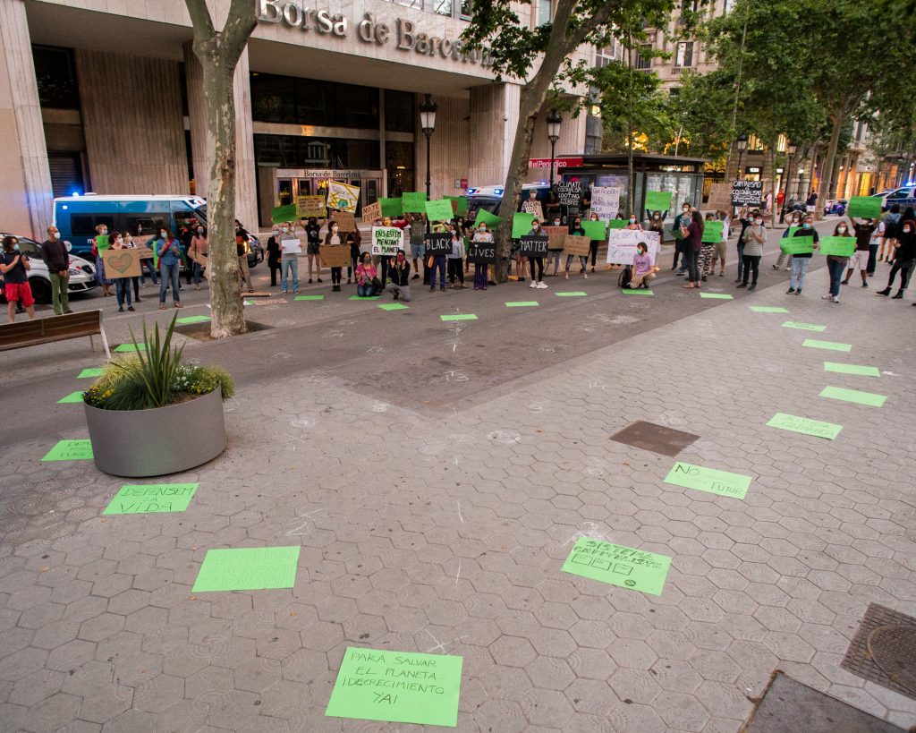 Cor fet amb cartolines verdes davant La Borsa de Barcelona el Dia del Medi Ambient