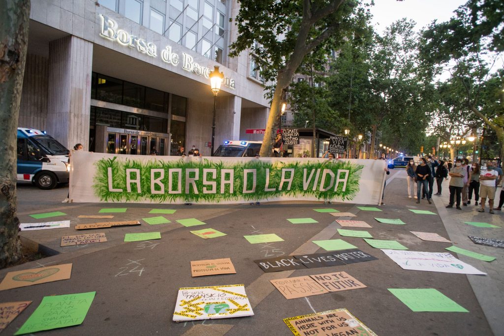Pancarta con texto "La Bolsa o la vida"